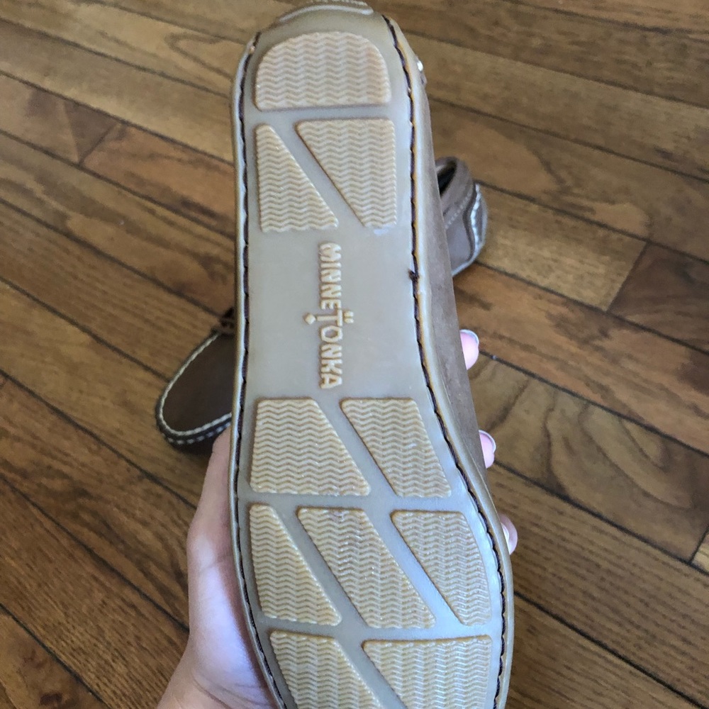 SIZE 5 1/2 BROWN MINNETONKA FLATS . NEVER WORN - Picture 3 of 4